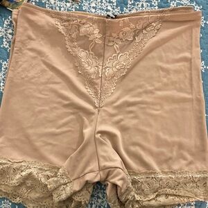 Elegant Lace Trim Women's Intimate Shorts